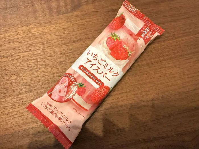 赤城 いちごミルクアイスバーのパッケージを斜めから撮影