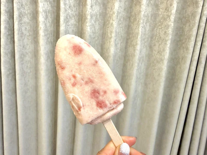 袋から取り出したいちごミルクアイスバーの本体