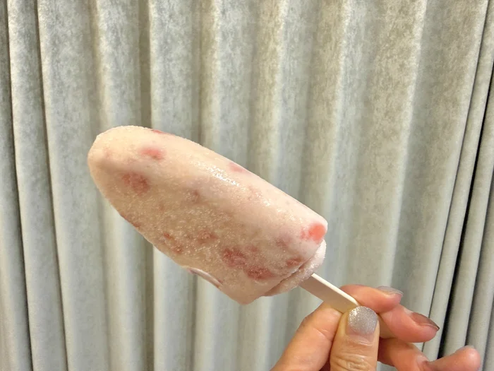 いちごミルクアイスバーを斜めから見たところ
