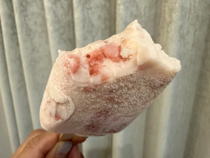 かじった断面から見えるざく切りのいちご果肉