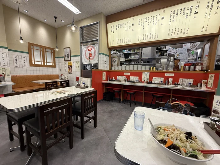 画像 カウンター席とテーブル席が並ぶ甘太郎食堂 馬車道店の店内