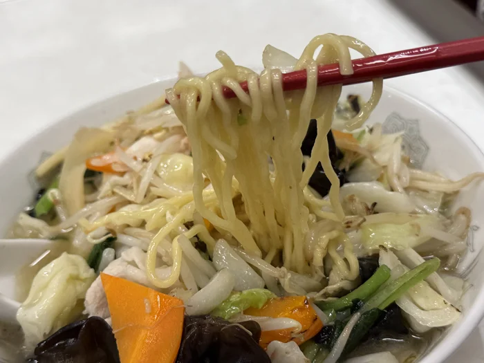 画像 箸で持ち上げた甘太郎食堂のタンメンの中太ちぢれ麺