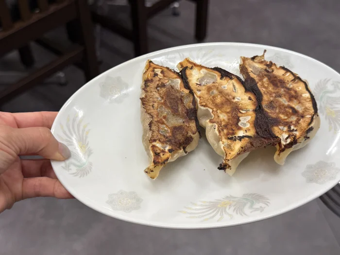 画像 皿いっぱいに並んだ甘太郎食堂の甘太郎餃子3個
