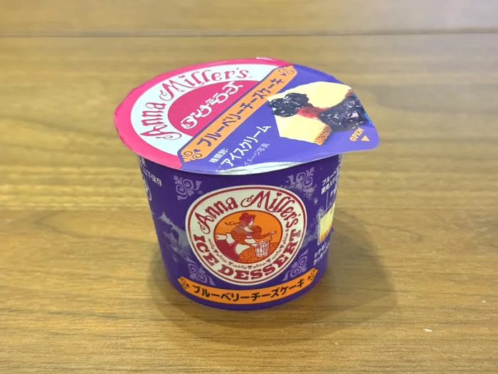 井村屋 アンナミラーズアイス ブルーベリーチーズケーキのカップ全体