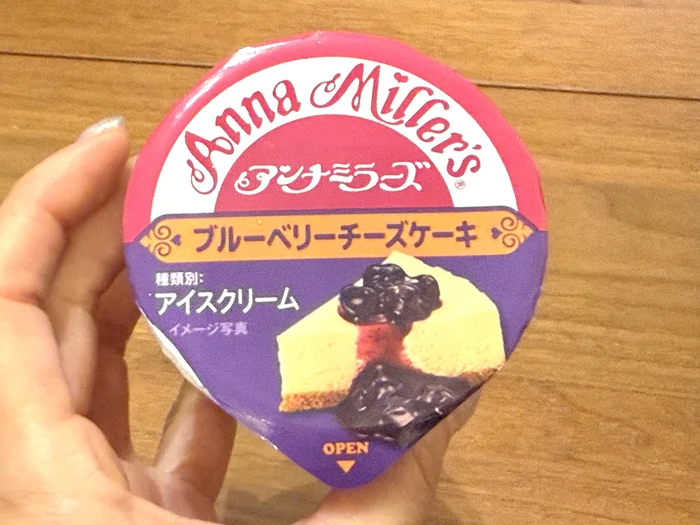 アンナミラーズアイス ブルーベリーチーズケーキのフタのデザイン