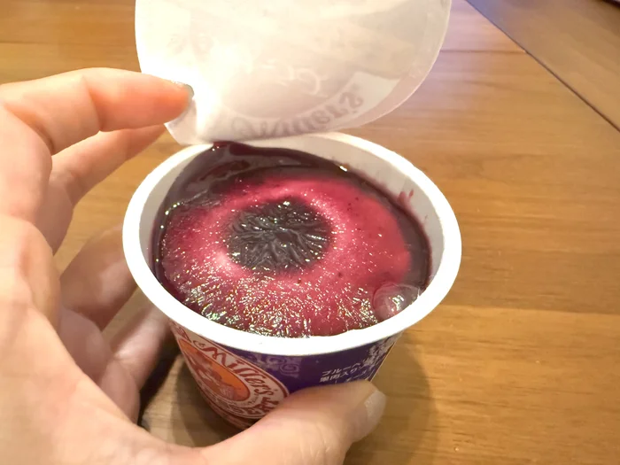 フタを開けた直後の表面に広がるブルーベリーソース