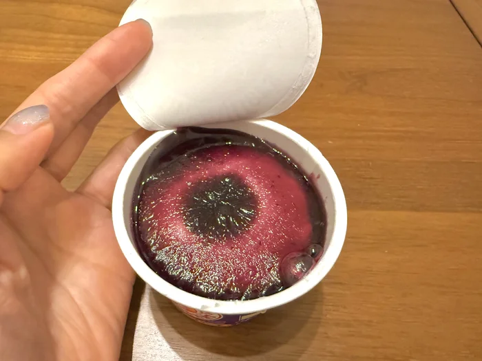 表面中央にまとまったジャム状のブルーベリーソース