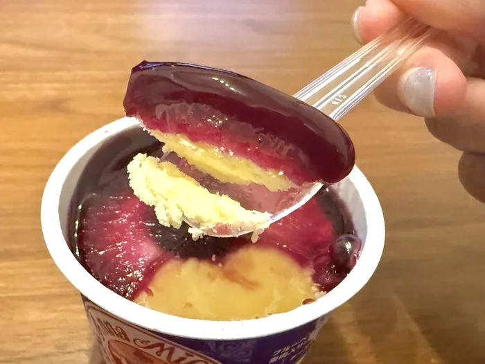スプーンですくったブルーベリーソースとチーズアイスの層