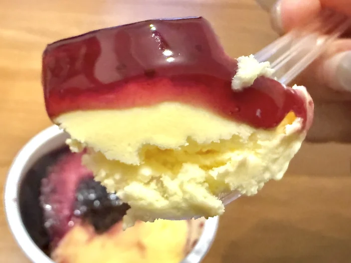 スプーンにのせたブルーベリーソースとチーズアイスの断面