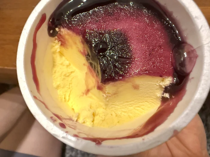 掘り進めてチーズアイスが見えてきたカップの中