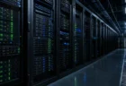 データセンターのサーバールーム、青とグリーンのLEDが点滅するネットワーク機器のラック列