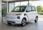 充電ケーブルが接続された白いコンパクトEV車両