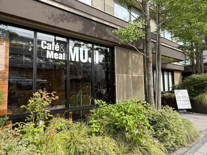 緑に囲まれたCafe&Meal MUJI ホテルメトロポリタン鎌倉の外観
