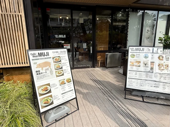 Cafe&Meal MUJIの入口と左右の店頭メニューボード
