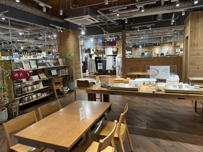 木製家具の店内から見えるMUJIcomの売り場