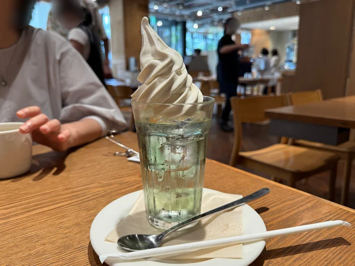 淡い緑のソーダにジャージー牛乳のソフトクリームをのせたメロンクリームソーダ