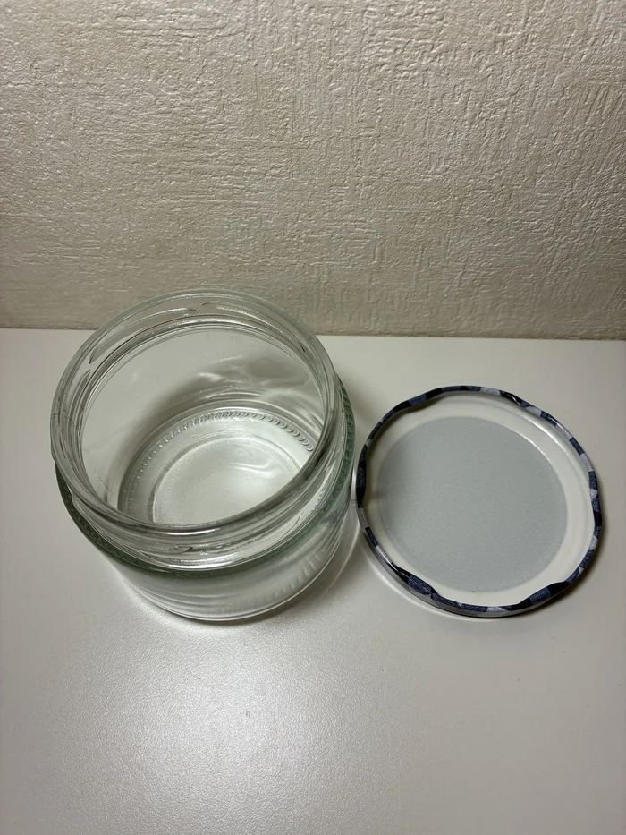 ガラスキャニスターのフタを開けて、瓶の口とフタの裏側を並べたところ