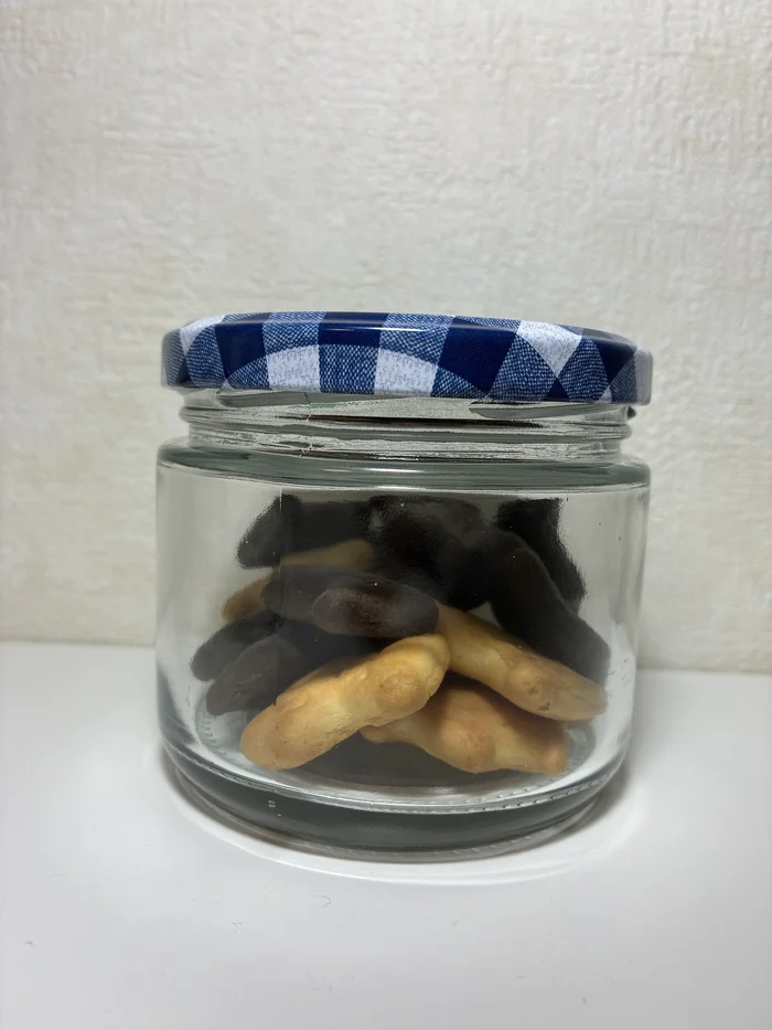 ガラスキャニスターに手作りのクッキーを入れたところ