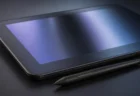 デジタルペンタブレットとスタイラスペンを写した写実的なクローズアップ