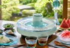 夏の縁側に置かれた流しそうめん機と風鈴、スイカ、かき氷
