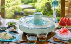 夏の縁側に置かれた流しそうめん機と風鈴、スイカ、かき氷