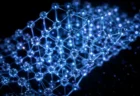 青白く発光する結晶格子構造のイメージ、暗号技術のイメージビジュアル