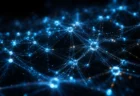 暗闇に広がるニューラルネットワークの立体構造。青く発光する多数のノードが光の線でつながっている