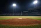 ナイター照明に照らされた野球場のマウンドを写した写実的な画像
