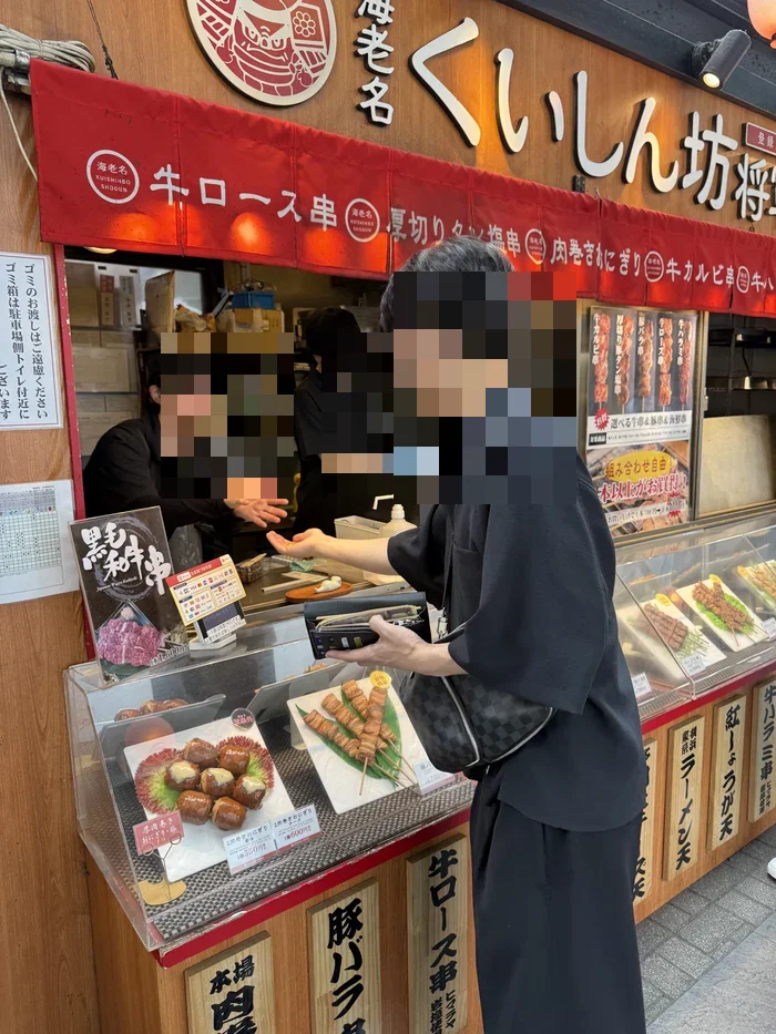 画像 EXPASA海老名下りの屋外にあるくいしん坊将軍の店頭と串メニュー