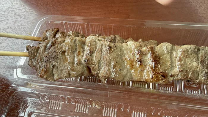 画像 大きな牛ハラミ串2本をパックに入れたアップ