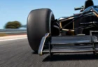 サーキットのアスファルト路面とレーシングカーのタイヤ、青空のもとのコース