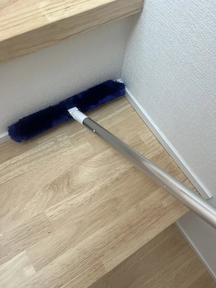 画像 階段の角にモップをあてているところ