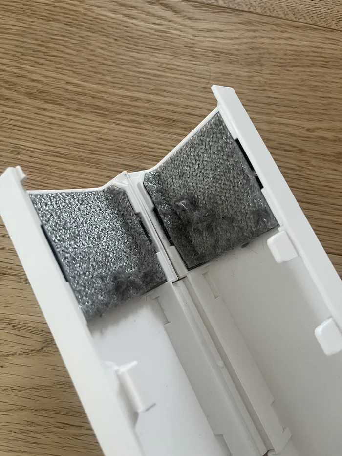 画像 ケースを開けるとスポンジにホコリがたまっている様子