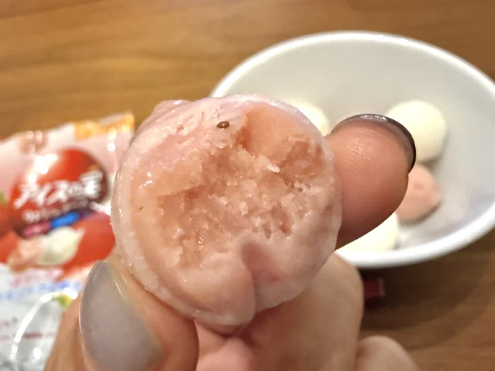 苺味のアイスの実を割った断面