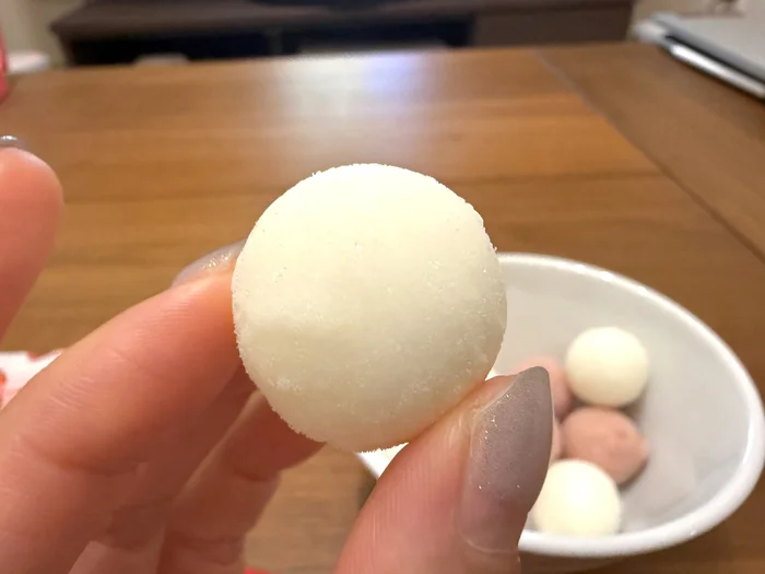 ミルク味のアイスの実を指でつまんだところ