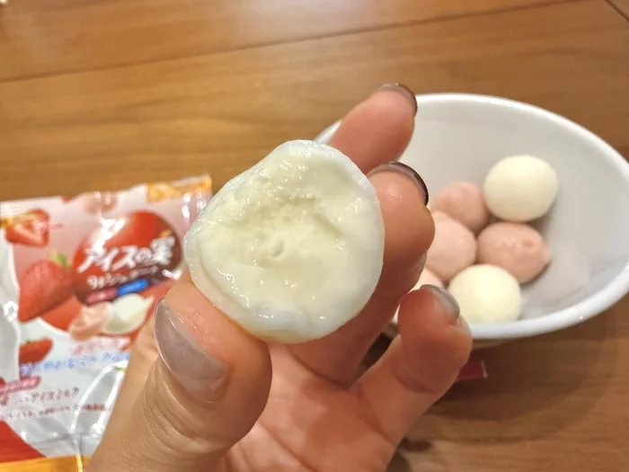 ミルク味のアイスの実を割った断面