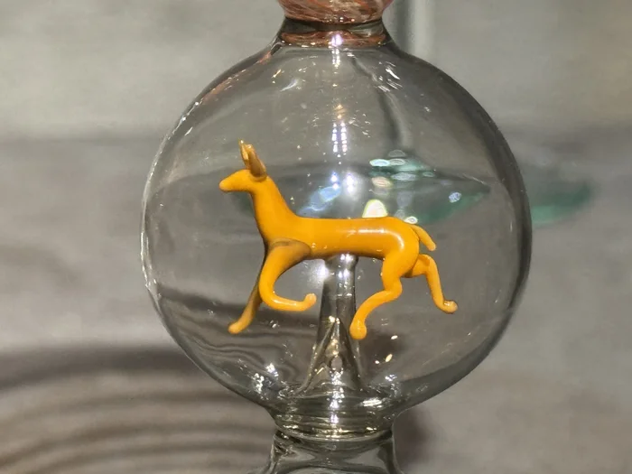 透明なガラスの器の中に小さな馬の姿が表現された展示作品
