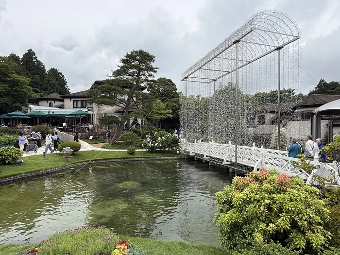 庭園の池越しに眺めた箱根ガラスの森美術館の光の回廊