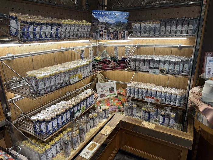 箱根ガラスの森美術館の水車小屋アチェロに並ぶオリジナル豆菓子
