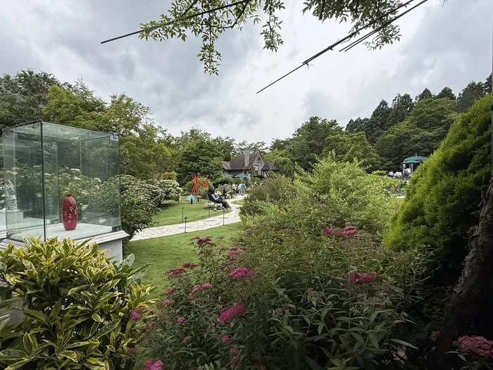 花の小径やガラス作品の展示ケースを見渡せる箱根ガラスの森美術館の庭園全景