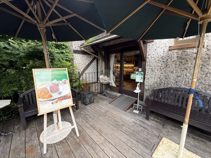 箱根ガラスの森美術館の庭園にある水車小屋アチェロの外観