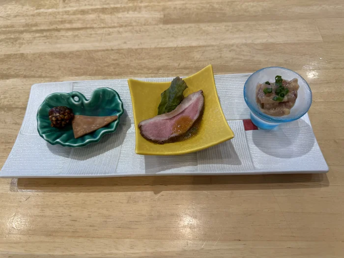 蕎麦味噌とせんべい、合鴨ロースト、小田原アジのなめろうが並ぶ蕎麦前三点盛り