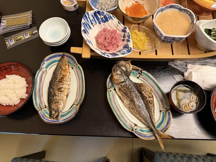 画像 浜紫の朝食で提供されたサバとアジの焼き魚とごはん、味噌汁