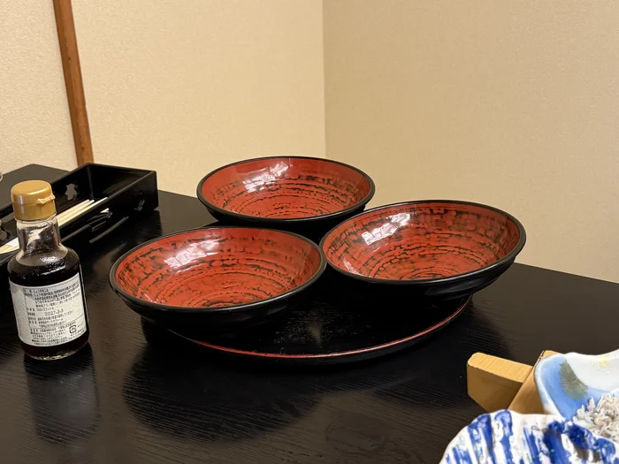 画像 のっけ丼用に用意された漆の器と卵かけごはん専用の醤油