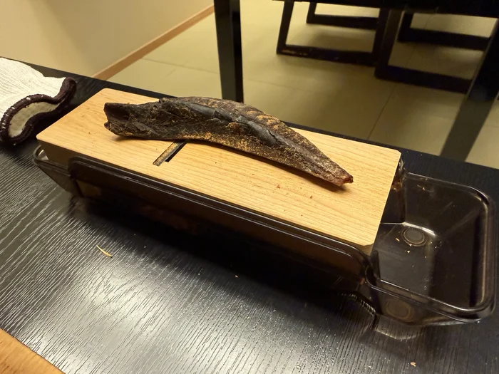 画像 木製のかつお節削り器の上に置かれた本枯節