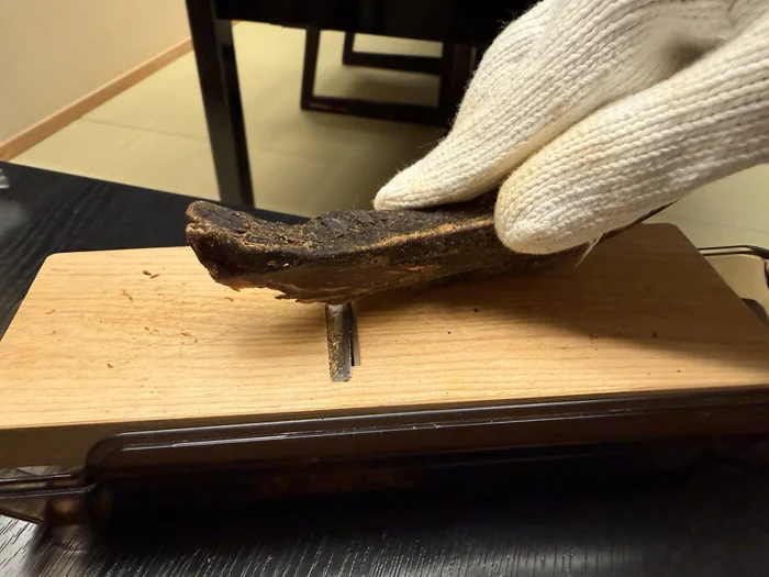 画像 軍手をつけてかつお節を削り器に当てているところ