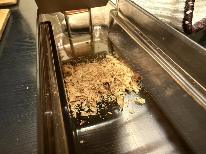 画像 初心者が削ったかつお節。粉っぽく細かいかけらになっている