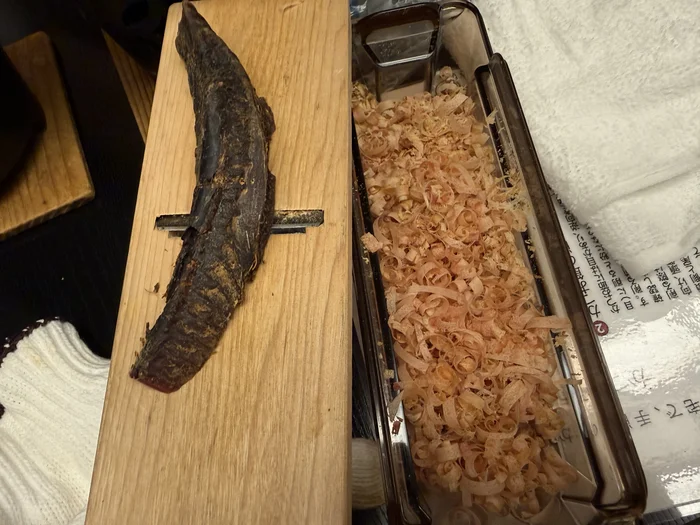 画像 スタッフが削った薄くふわふわのかつお節が引き出しいっぱいに溜まっている