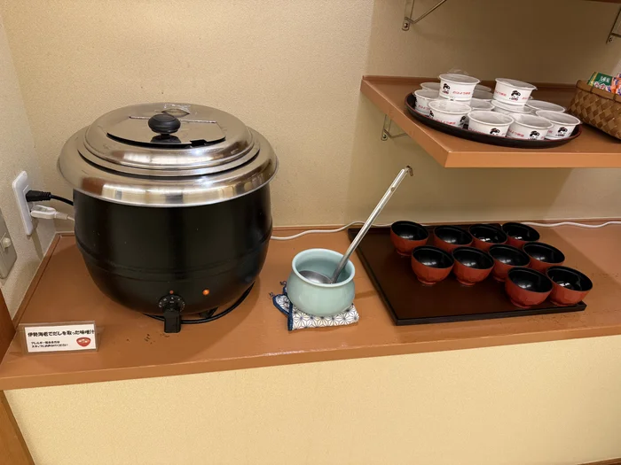 画像 伊勢海老でだしを取った味噌汁のウォーマーと案内札、納豆のパック