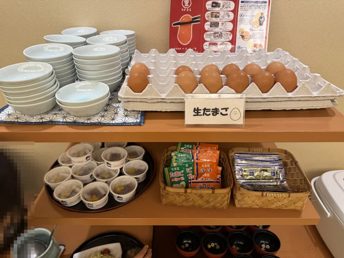 画像 生たまご、ふりかけ、味付け海苔が並ぶ浜紫のセルフコーナー